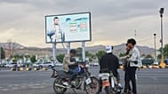 شباب يتجمعون أسفل لوحة إعلانية تحمل صورة زعيم الحوثيين عبد الملك الحوثي في ​​صنعاء، اليمن، يوم الثلاثاء، 15 سبتمبر 2026. (صورة أسوشيتد برس/ أسامة عبد الرحمن)