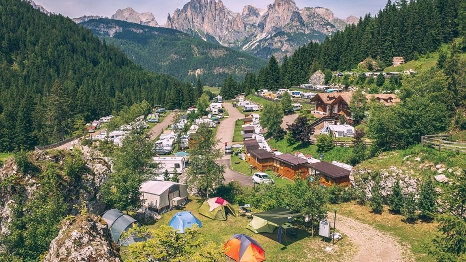 In Deutschland gibt es mehr als 3.000 Campingplätze, aber viele Outdoor-Liebhaber zieht es auch ins Ausland.