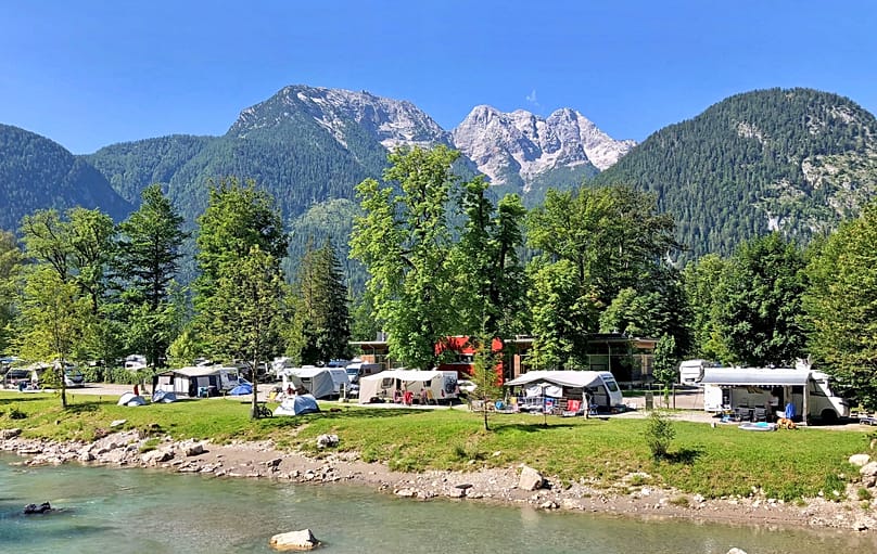 Der Falkensteiner Camping Grubhof liegt malersch direkt am Ufer der Saalach, umgeben von den Loferer Steinbergen und den Berchtesgadener Alpen.