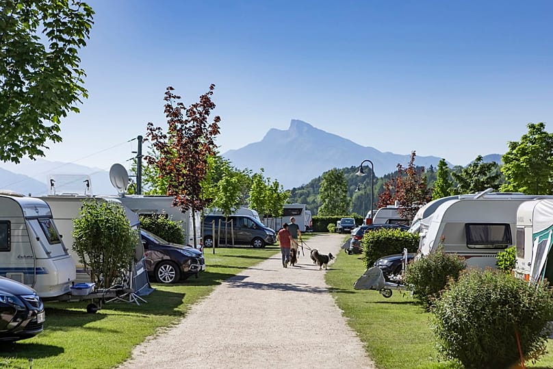 Das Camp MondSeeLand liegt zwischen Mondsee und Irrsee in Österreich.