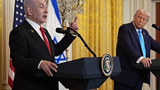 الرئيس دونالد ترامب يستمع إلى رئيس الوزراء الإسرائيلي بنيامين نتنياهو وهو يتحدث خلال مؤتمر صحفي في الغرفة الشرقية بالبيت الأبيض