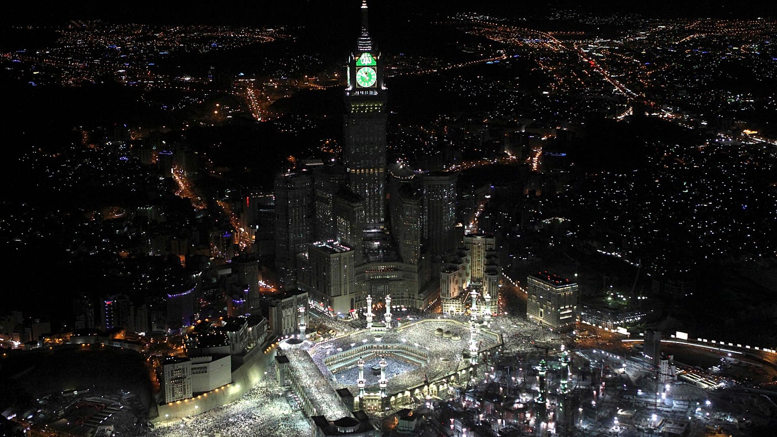 ARŞİV: Mekke'de yüz binlerce Müslüman Mescid-i Haram'da Kâbe'yi tavaf ederken, Ebrac el-Beyt Kuleleri'nin dört yüzlü saati görünüyor.  20 Ağustos 2011 Cumartesi