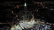 ARŞİV: Mekke'de yüz binlerce Müslüman Mescid-i Haram'da Kâbe'yi tavaf ederken, Ebrac el-Beyt Kuleleri'nin dört yüzlü saati görünüyor.  20 Ağustos 2011 Cumartesi