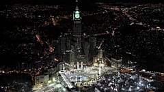 ARŞİV: Mekke'de yüz binlerce Müslüman Mescid-i Haram'da Kâbe'yi tavaf ederken, Ebrac el-Beyt Kuleleri'nin dört yüzlü saati görünüyor.  20 Ağustos 2011 Cumartesi