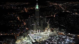 ARŞİV: Mekke'de yüz binlerce Müslüman Mescid-i Haram'da Kâbe'yi tavaf ederken, Ebrac el-Beyt Kuleleri'nin dört yüzlü saati görünüyor.  20 Ağustos 2011 Cumartesi