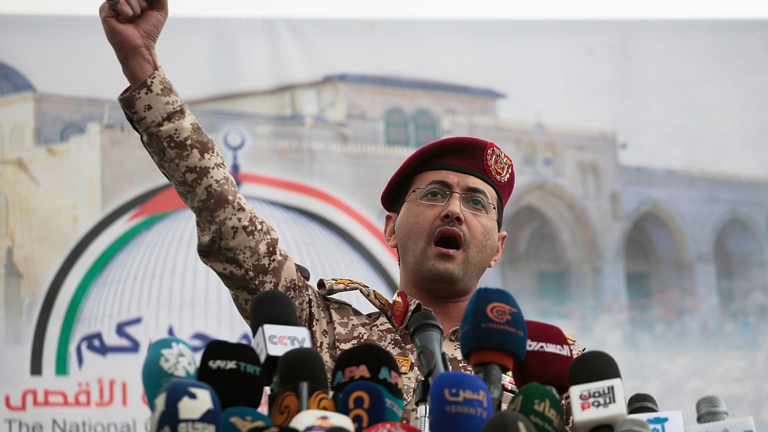 المتحدث العسكري الحوثي يحيى ساري يتحدث في مظاهرة ضد الولايات المتحدة وإسرائيل في صنعاء باليمن، الجمعة 18 أبريل 2025.