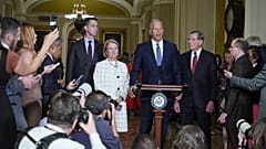 Le chef de la majorité au Sénat américain John Thune s'exprime lors d'une conférence de presse après un déjeuner de travail au Capitole, à Washington, le 15 septembre 2026