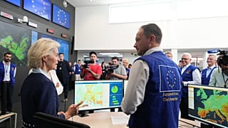 Avrupa Komisyonu Başkanı Ursula von der Leyen (solda), 31 Ağustos 2026'da Avrupa Acil Durum Müdahale Koordinasyon Merkezi ziyaretinde personelle konuşuyor.