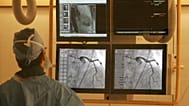 Dr. Harold Dauerman monitorokat ellenőrzi egy katéterezési laboratóriumi szívműtét során Burlingtonban, az egyesült államokbeli Vermont államban, 2008. szeptember 23-án