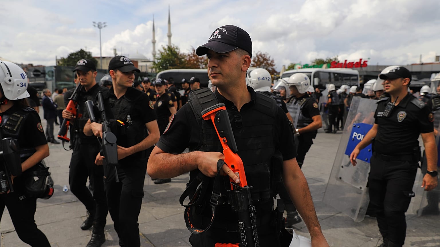 İstanbul'da polis, LGBTİ+ hakları savunucularının basın toplantısı düzenlemesini engelledikten sonra Çağlayan Adliyesi önünde nöbet tutuyor, 15 Eylül 2026.
