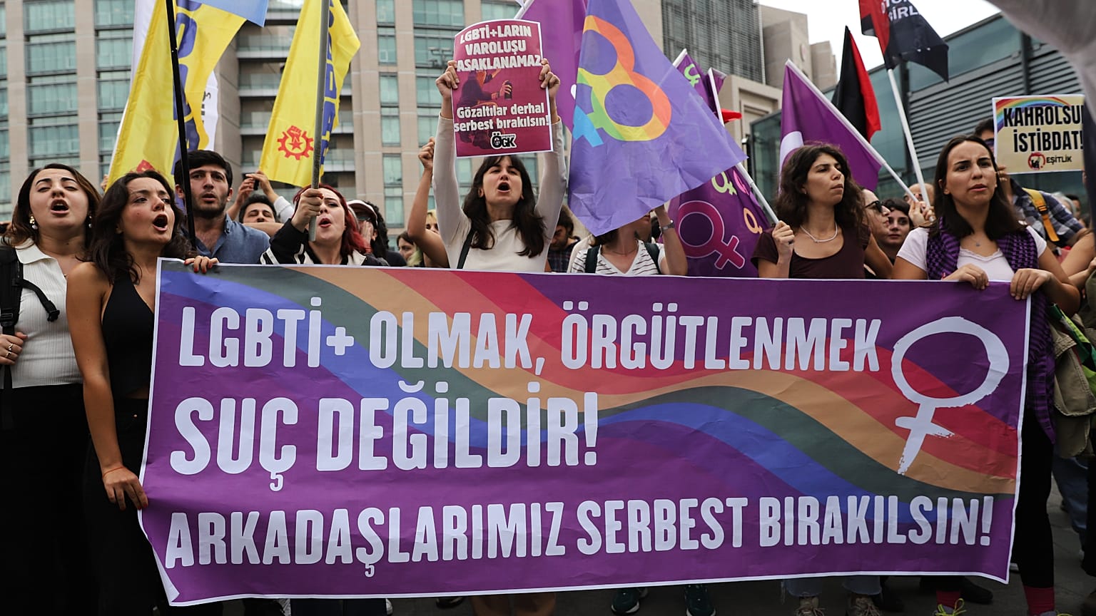 LGBTİ+ hakları savunucularının Çağlayan Adliyesi önündeki gösteri polis tarafından engellendi, 15 Eylül 2026.