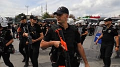 İstanbul'da polis, LGBTİ+ hakları savunucularının basın toplantısı düzenlemesini engelledikten sonra Çağlayan Adliyesi önünde nöbet tutuyor, 15 Eylül 2026.