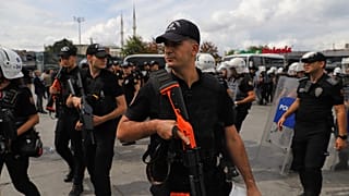İstanbul'da polis, LGBTİ+ hakları savunucularının basın toplantısı düzenlemesini engelledikten sonra Çağlayan Adliyesi önünde nöbet tutuyor, 15 Eylül 2026.