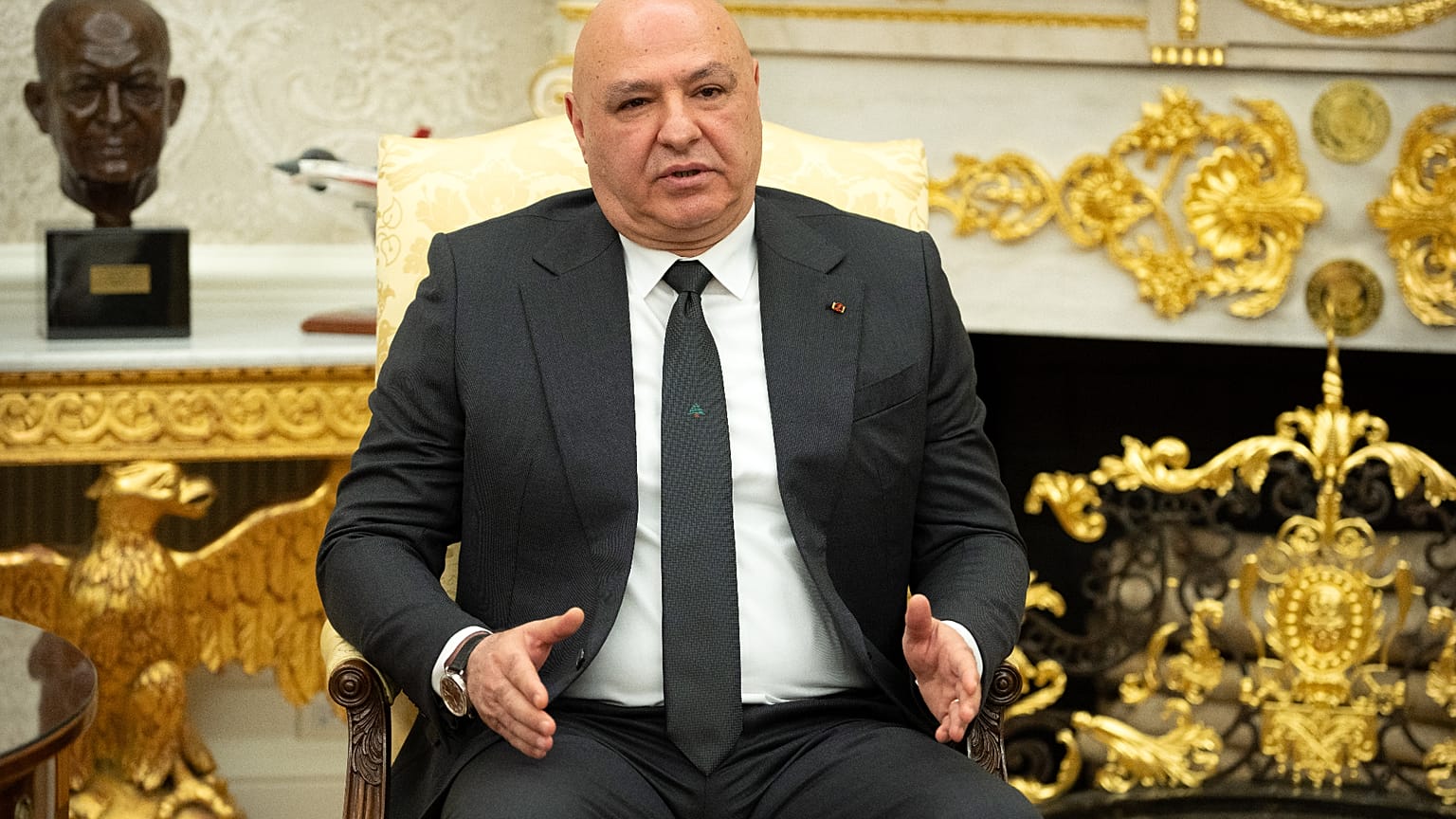 الرئيس اللبناني جوزيف عون يتحدث خلال لقائه مع الرئيس دونالد ترامب في المكتب البيضاوي بالبيت الأبيض، يوم الثلاثاء 21 يوليو 2026، في واشنطن. (صورة من أسوشيتد برس/مارك شيفلبين)