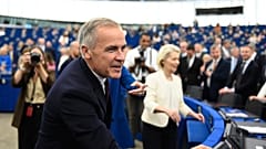 Le Premier ministre canadien Mark Carney et la présidente de la Commission européenne Ursula von der Leyen arrivent pour l'état de l'Union 2026 à Strasbourg.