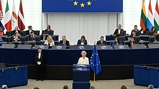 La presidente della Commissione Ue Ursula von der Leyen parla accanto al premier canadese Mark Carney, a destra, al discorso annuale sullo Stato dell'Unione all'European