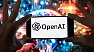 ΑΡΧΕΙΟ - Το λογότυπο της OpenAI φαίνεται σε κινητό μπροστά σε εικόνα που δημιούργησε το μοντέλο Dall-E του ChatGPT, 8 Δεκεμβρίου 2023, στη Βοστώνη.