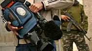 ARŞİV - Filistinli bir gazeteci, Batı Şeria'nın Ramallah kentinde düzenlenen bir gösteri sırasında kamerasını tutuyor, 3 Nisan 2007.