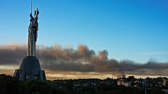 8 Eylül 2026 Salı sabah erken saatlerde Ukrayna'nın Kiev kentinde Rus füze saldırısının ardından duman yükseliyor.