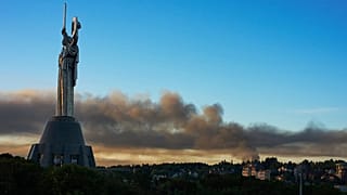 Дым поднимается после российского ракетного удара по Киеву, Украина, ранним утром вторника, 8 сентября 2026 года.
