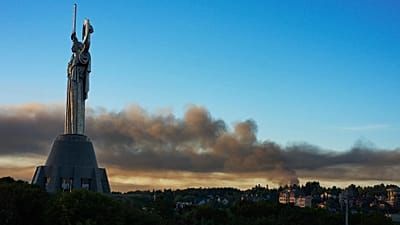 Fumo ergue-se após um ataque com mísseis russos em Kiev, na Ucrânia, na madrugada de terça-feira, 8 de setembro de 2026