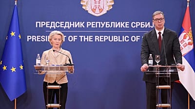 Presidente da Comissão Europeia Ursula von der Leyen e presidente sérvio Aleksandar Vučić