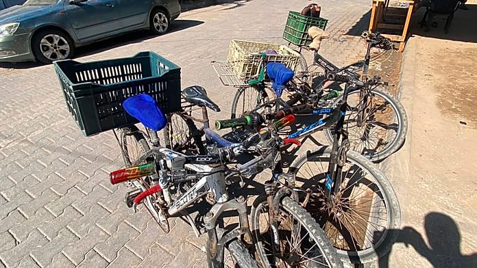 Gaza's bicycle couriers refuse to stop despite danger and pittance pay