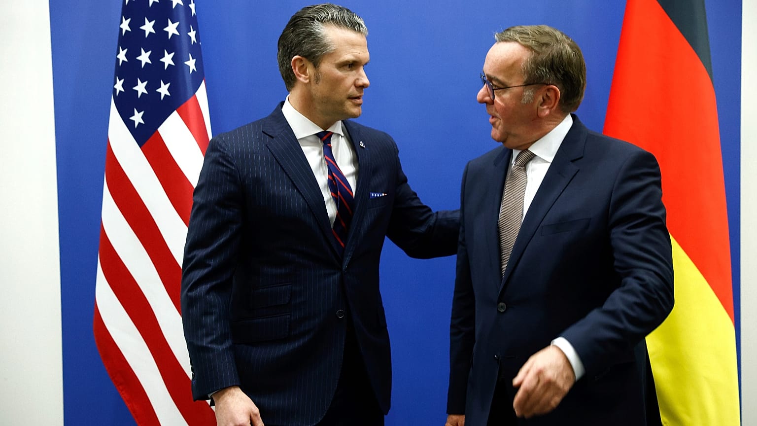 Symbolbild: Hegseth und Pistorius im NATO-Hauptquartier in Brüssel, Mittwoch, 12. Februar 2025.