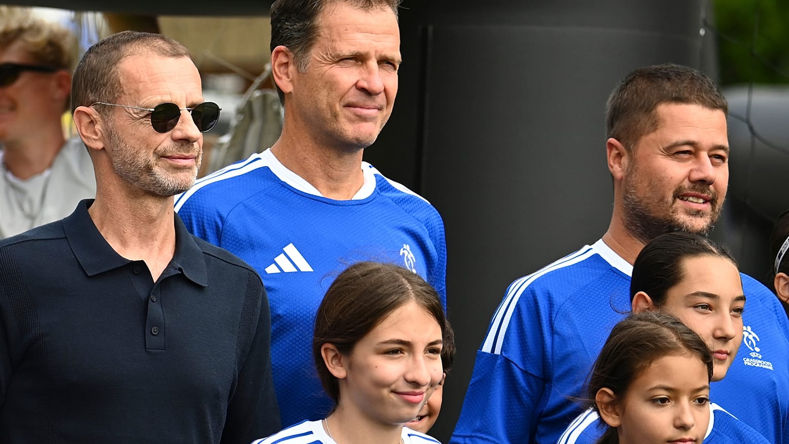 Ο πρόεδρος της UEFA Αλεξάντερ Τσέφεριν (αριστερά), ο θρύλος του γερμανικού ποδοσφαίρου Όλιβερ Μπίρχοφ (στο κέντρο) και ο πρόεδρος της ΕΠΟ Μάκης Γκαγκάτσης (δεξιά)