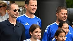Il presidente della UEFA Aleksander Čeferin (a sinistra), la leggenda del calcio tedesco Oliver Bierhoff (al centro) e il presidente della Federcalcio greca Makis Gagatsis (a destra)
