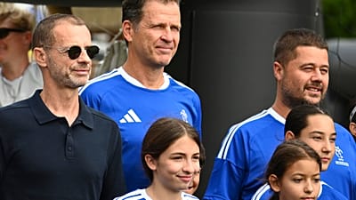 Ο πρόεδρος της UEFA Αλεξάντερ Τσέφεριν (αριστερά), ο θρύλος του γερμανικού ποδοσφαίρου Όλιβερ Μπίρχοφ (στο κέντρο) και ο πρόεδρος της ΕΠΟ Μάκης Γκαγκάτσης (δεξιά)