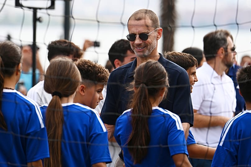 Ο πρόεδρος της UEFA Αλεξάντερ Τσέφεριν με τους Legends 
