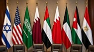 صورة لأعلام الدول التسع: إسرائيل، الولايات المتحدة، السعودية، قطر، الإمارات، البحرين، الكويت، الأردن ومصر. 
