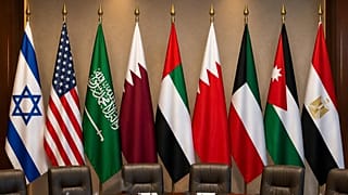 صورة لأعلام الدول التسع: إسرائيل، الولايات المتحدة، السعودية، قطر، الإمارات، البحرين، الكويت، الأردن ومصر. 