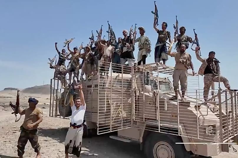 مقاتلون حوثيون على متن آلية عسكرية في مديرية ذو باب بمحافظة تعز اليمنية، وفق قناة "المسيرة"، 12 أيلول 2026.