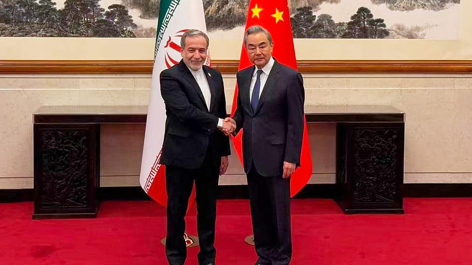 وزير الخارجية الصيني وانغ يي يلتقي نظيره الإيراني عباس عراقجي في بكين، 6 أيار 2026.