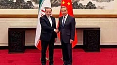 وزير الخارجية الصيني وانغ يي يلتقي نظيره الإيراني عباس عراقجي في بكين، 6 أيار 2026.