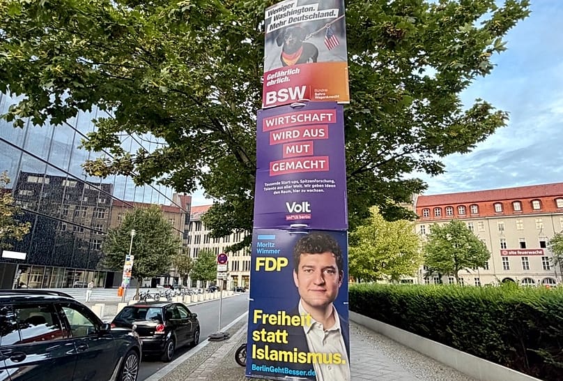 Wahlplakete des BSW, Volt und der FDP in Berlin