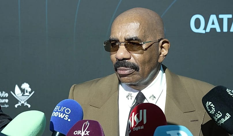 مقدم البرامج التلفزيونية الأميركي والكوميدي ستيف هارفي يتحدث خلال إطلاق 