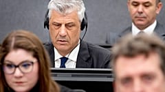 Hashim Thaçi, ancien président du Kosovo, en haut à gauche, comparaît devant le Tribunal pour le Kosovo.