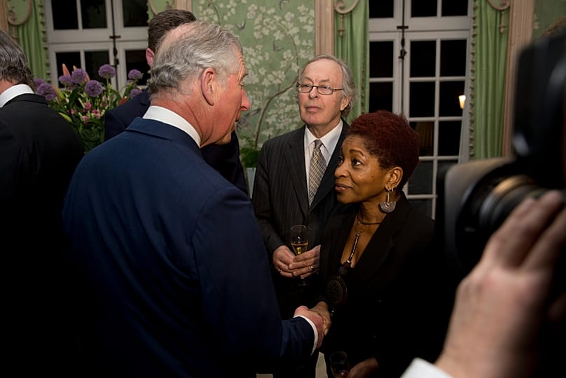 L'allora principe Carlo incontra Bonnie Greer alla residenza ufficiale dell'ambasciatore degli Stati Uniti nel Regno Unito - 9 marzo 2015