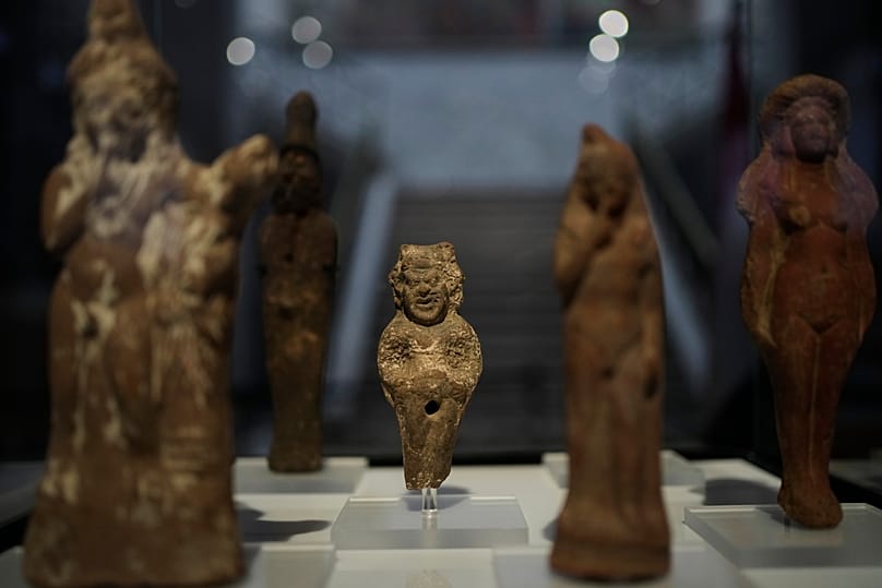 قطع أثرية مصرية خلال مراسم إعادتها إلى مصر في المتحف الأثري الوطني بأثينا، 24 حزيران 2026.