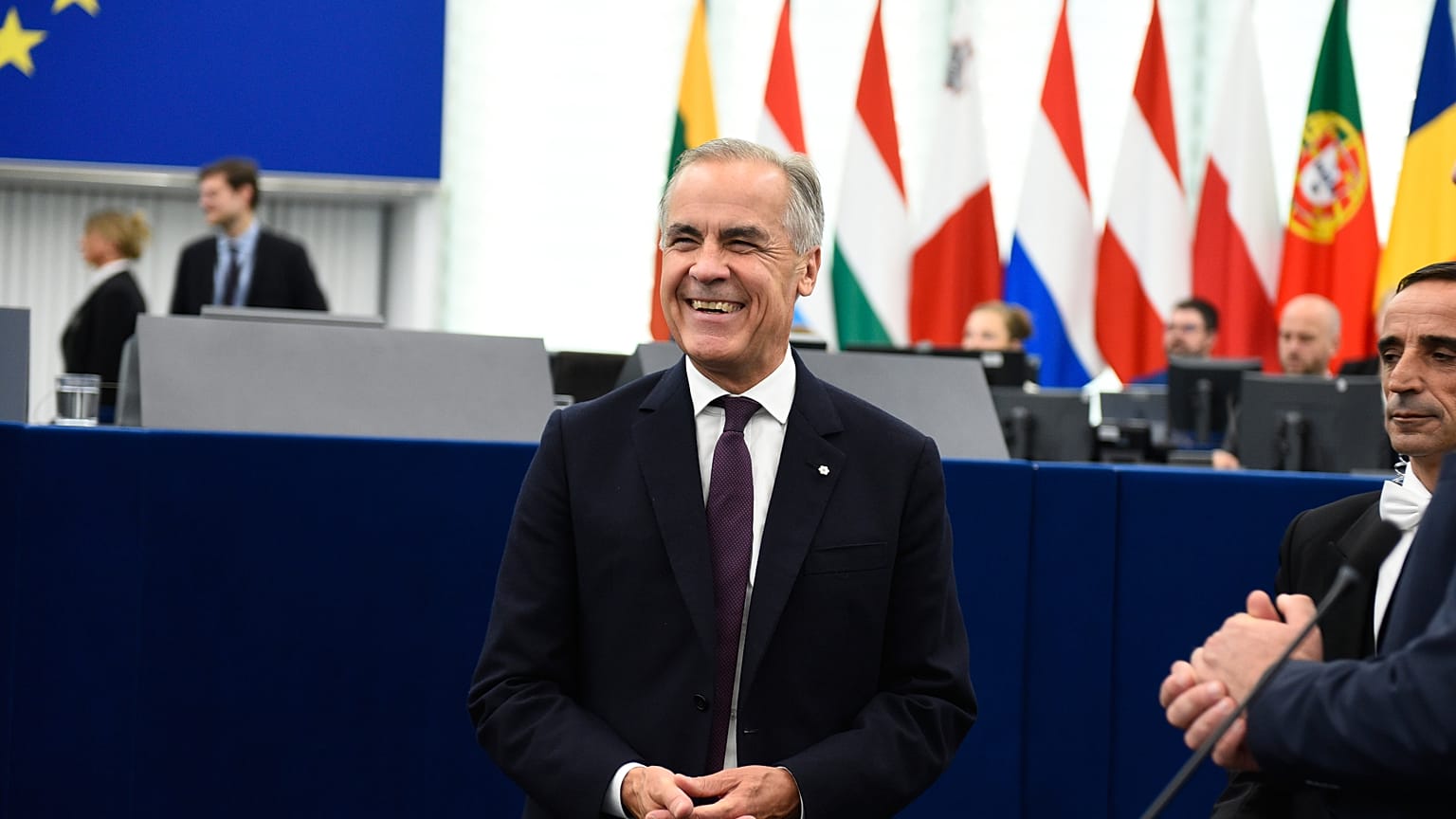 Il primo ministro canadese Mark Carney arriva al Parlamento europeo di Strasburgo per assistere al discorso annuale sullo stato dell'Unione europea