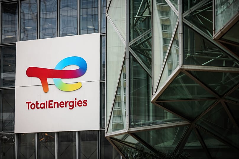 A TotalEnergies továbbra is alacsony üzemanyagárakat tart Franciaországban, miközben más benzinkutakon 2 euró/liter fölé kúsznak az árak.