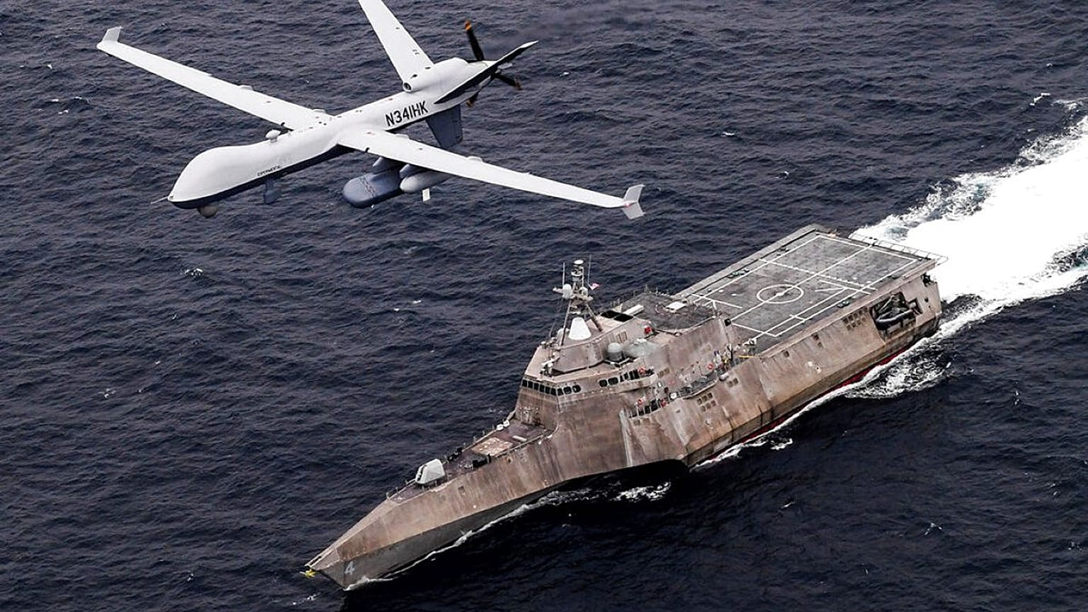 صورة وزعتها البحرية الأمريكية تظهر طائرةً مسيّرة من طراز "MQ-9 Sea Guardian" خلال مناورة عسكرية جرت في 21 أبريل 2021.
