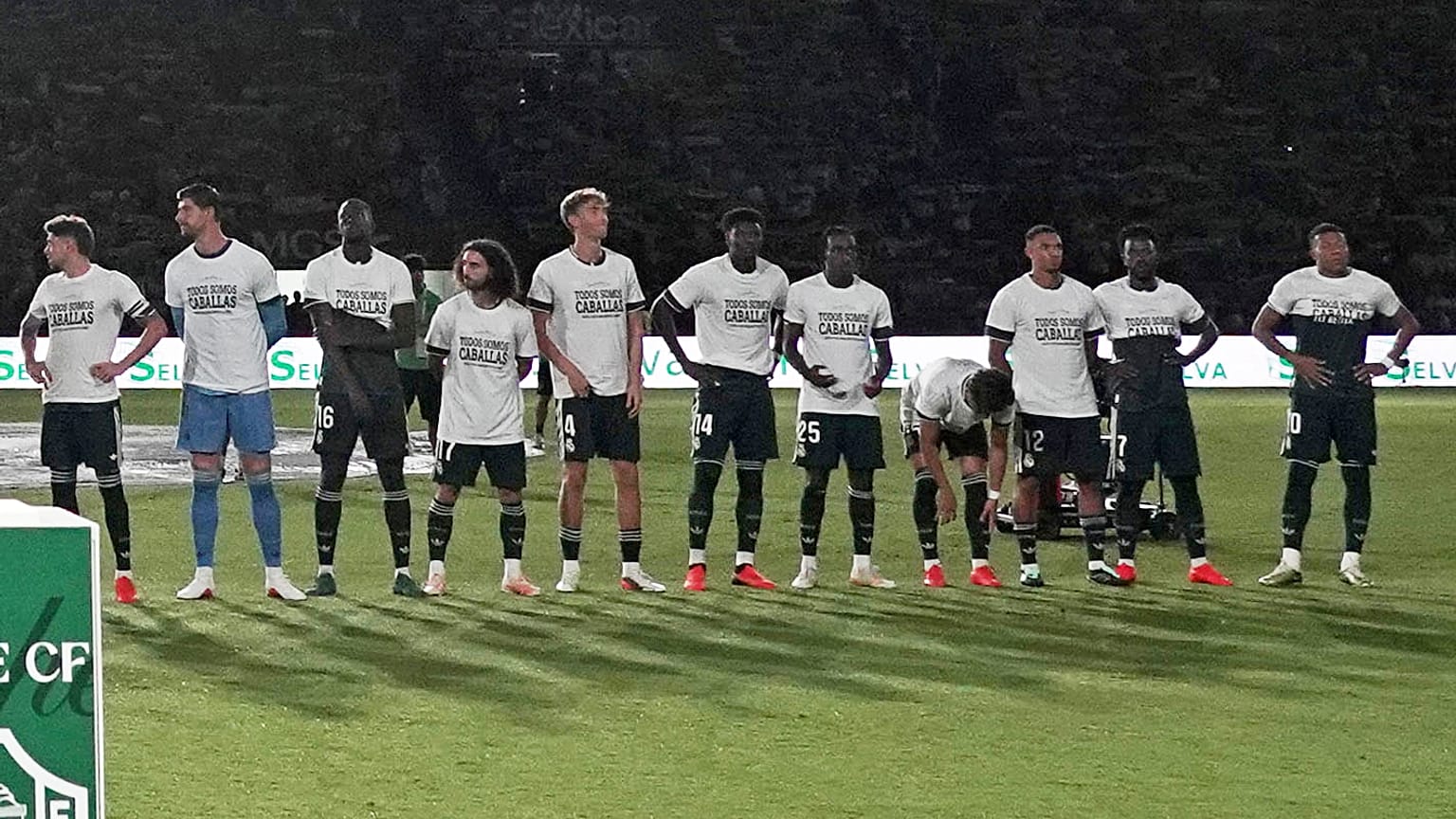 Auf dem Bild zeigen sich die umstrittenen Spieler mit gefalteten Ceuta-Unterstützungstrikots.