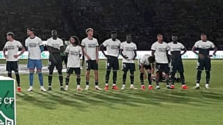 En la imagen los jugadores de la polémica aparecen con la camiseta de apoyo a Ceuta doblada.