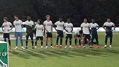 Auf dem Bild zeigen sich die umstrittenen Spieler mit gefalteten Ceuta-Unterstützungstrikots.