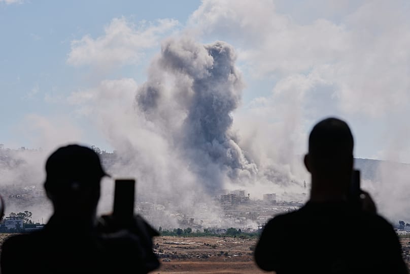 أهالي المنصوري يوثقون تصاعد الدخان جراء تفجير إسرائيلي في بلدتهم، كما بدا من بلدة حنية جنوبي لبنان، 11 أيلول 2026.