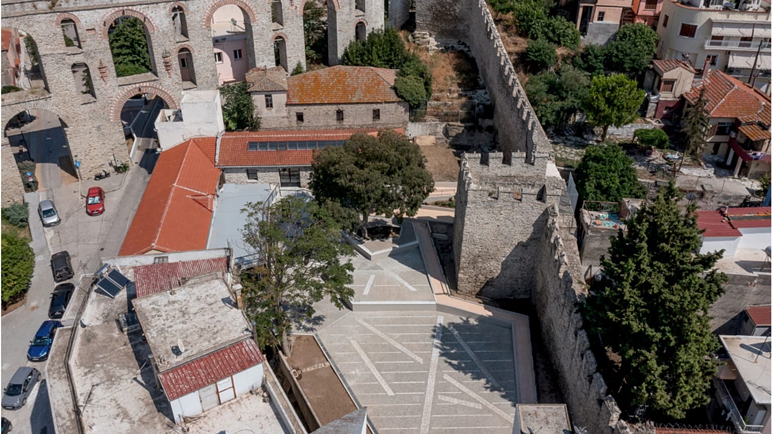 Άποψη της συνολικής επέμβασης στην οχύρωση της κάτω πόλης της Καβάλας από ψηλά. 